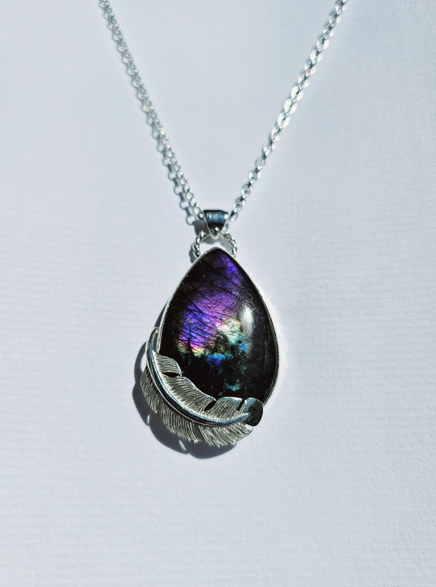 Coiller 0001 Labradorite Violette et Plume Sculptée