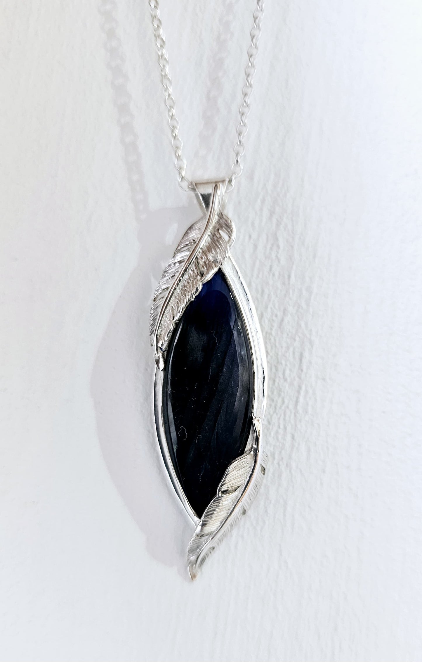Collier artisanal #0076 en argent 925 avec Labradorite Bleue et Plumes Sculptées