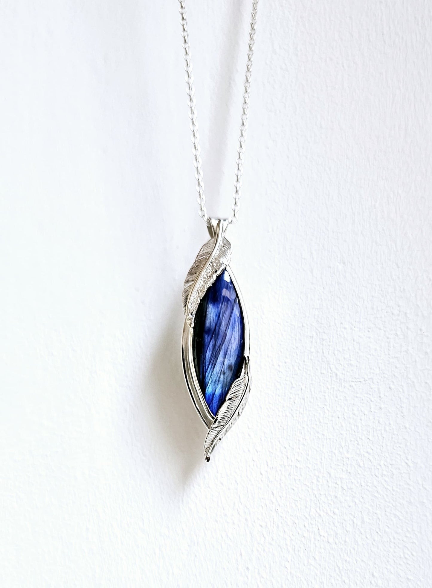Collier artisanal #0076 en argent 925 avec Labradorite Bleue et Plumes Sculptées