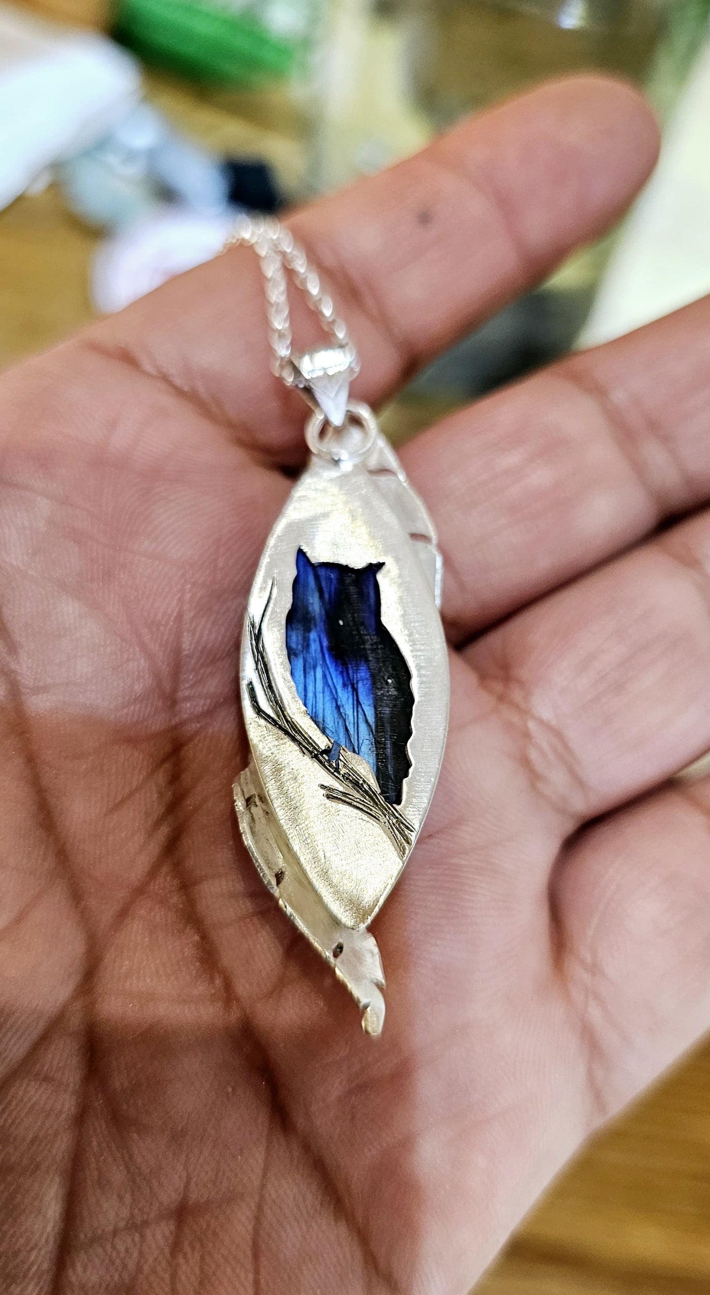 Collier artisanal #0076 en argent 925 avec Labradorite Bleue et Plumes Sculptées