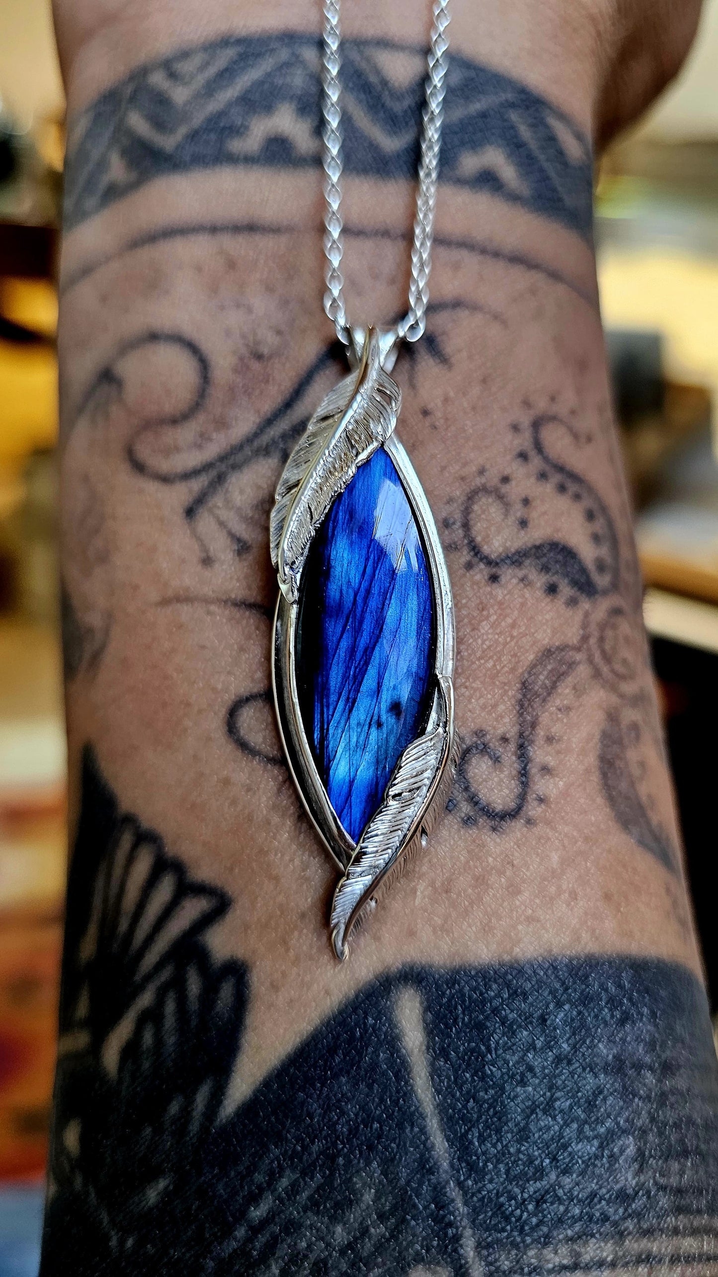 Collier artisanal #0076 en argent 925 avec Labradorite Bleue et Plumes Sculptées