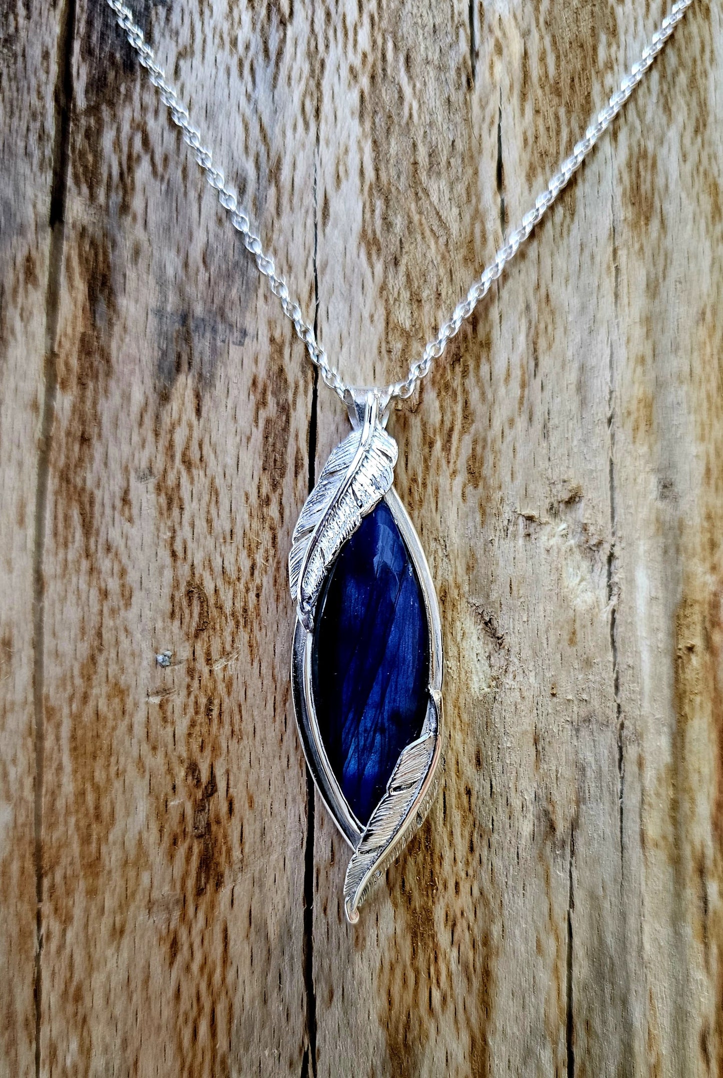 Collier artisanal #0076 en argent 925 avec Labradorite Bleue et Plumes Sculptées