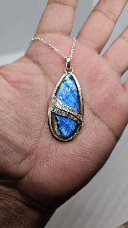 Collier 0028 Gravure de Chouette Labradorite Bleue