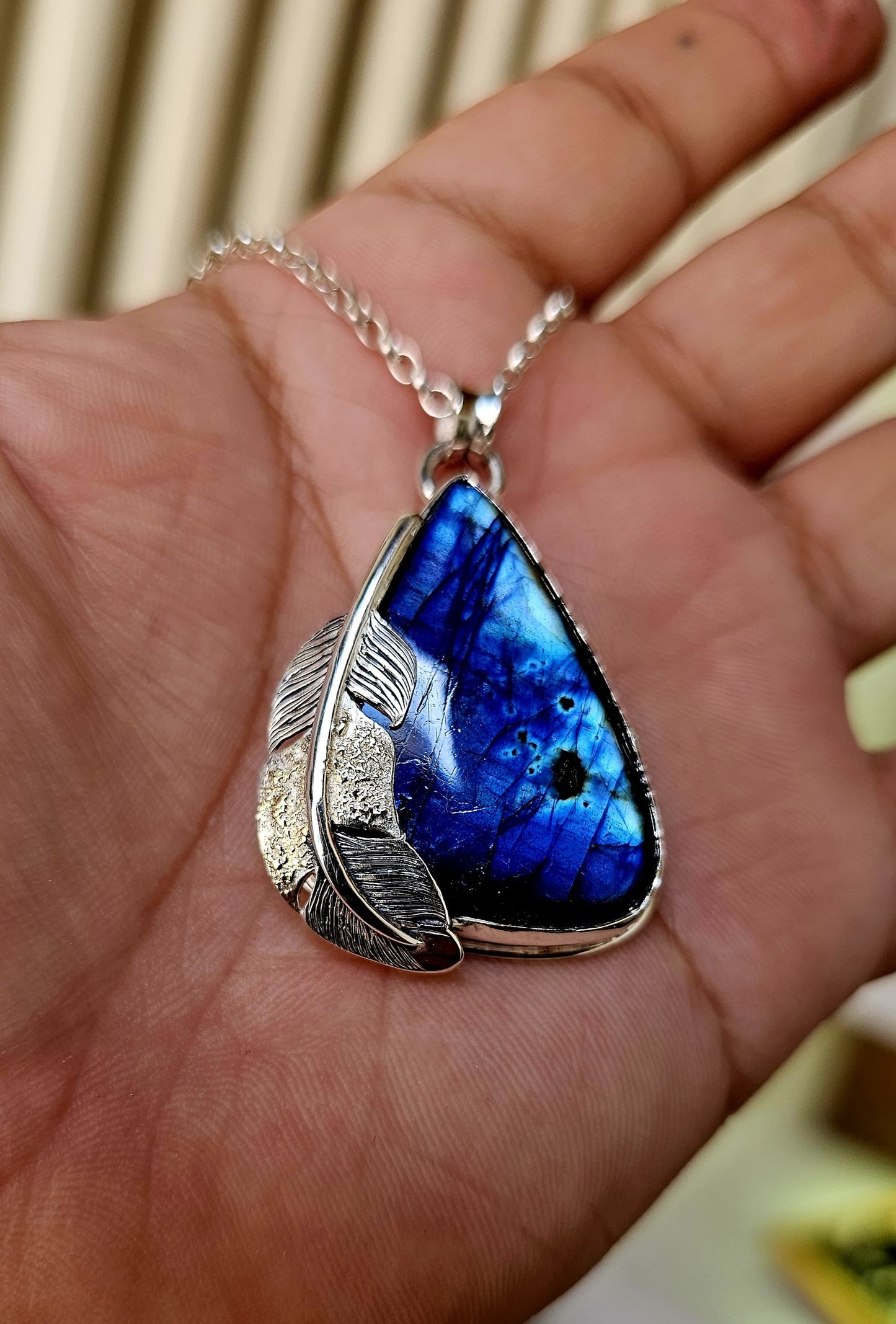 Collier 0075 en argent 925 avec Labradorite Bleue et Plume Sculptée