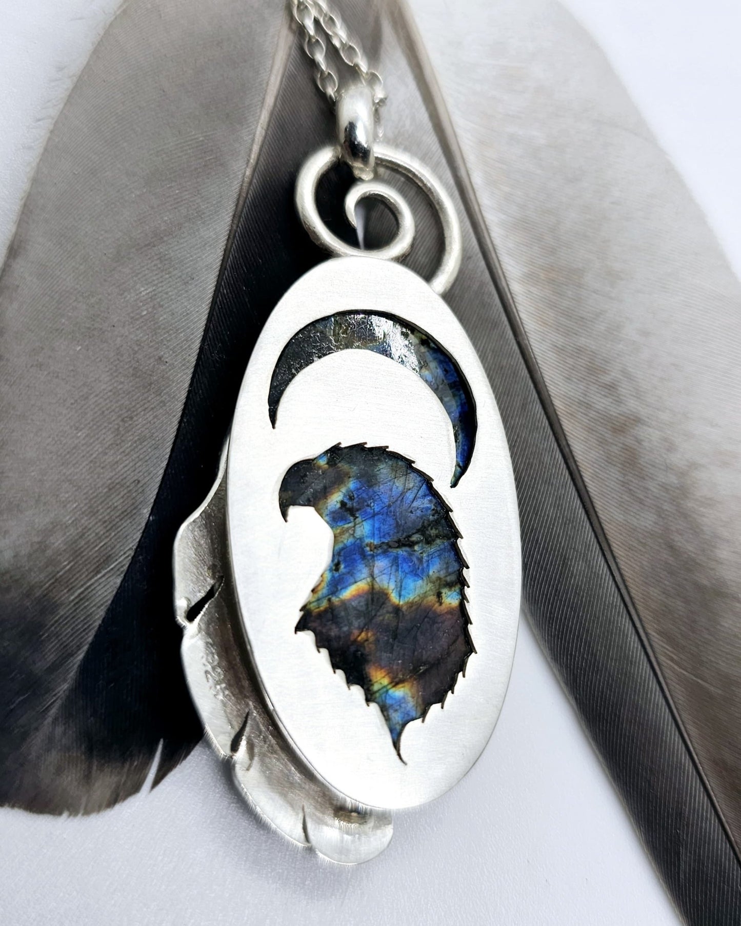 Collier 0063 Tête d’aigle Labradorite et Plume