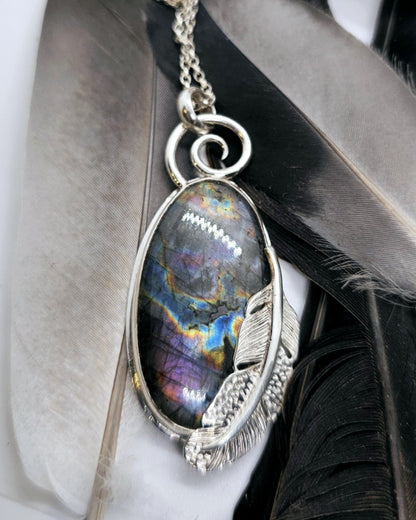 Collier 0063 Tête d’aigle Labradorite et Plume