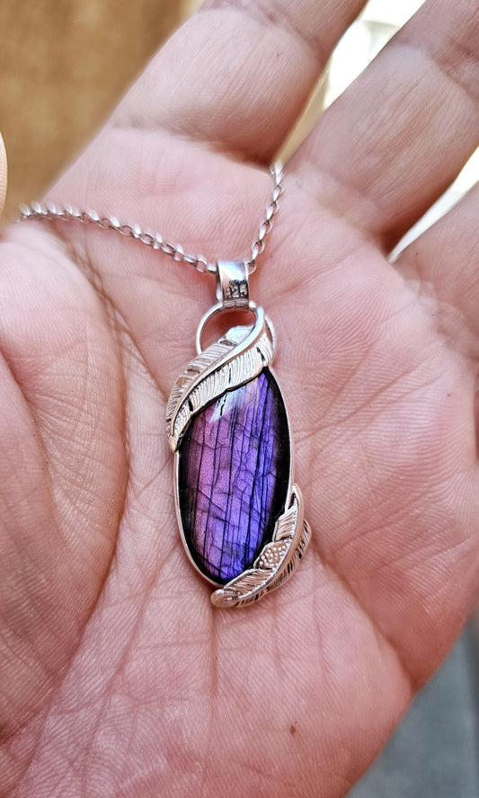 Collier 0071 en argent 925 avec Labradorite Violette et Plumes Sculptées