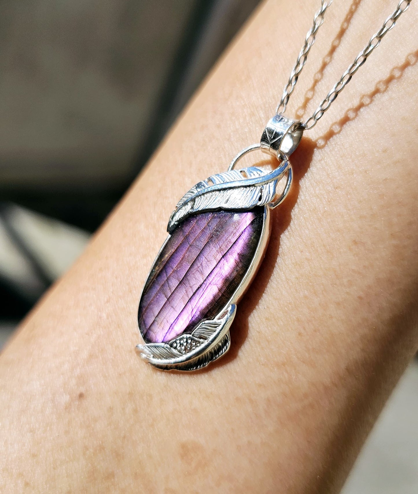 Collier 0071 en argent 925 avec Labradorite Violette et Plumes Sculptées