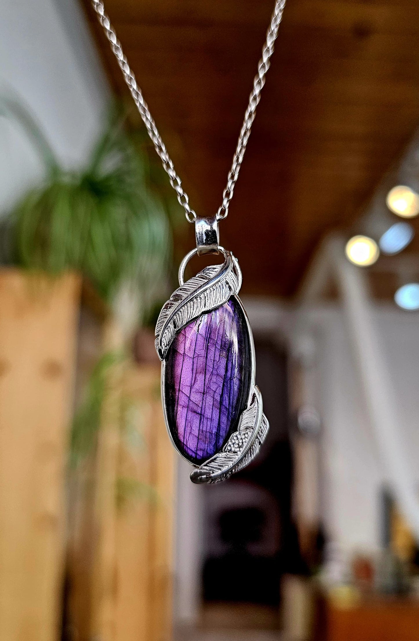 Collier 0071 en argent 925 avec Labradorite Violette et Plumes Sculptées