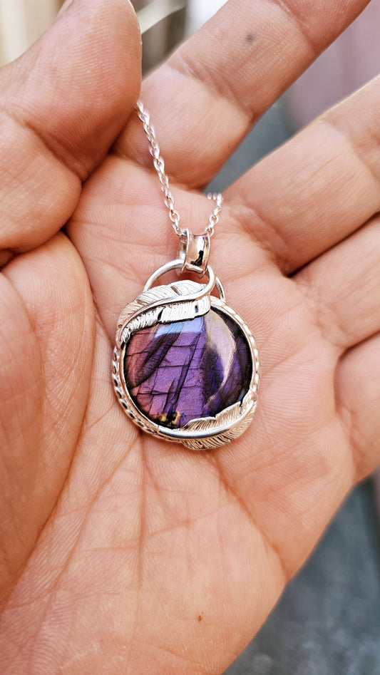 Collier 0072 en argent 925 avec Labradorite Violette et Plumes Sculptées