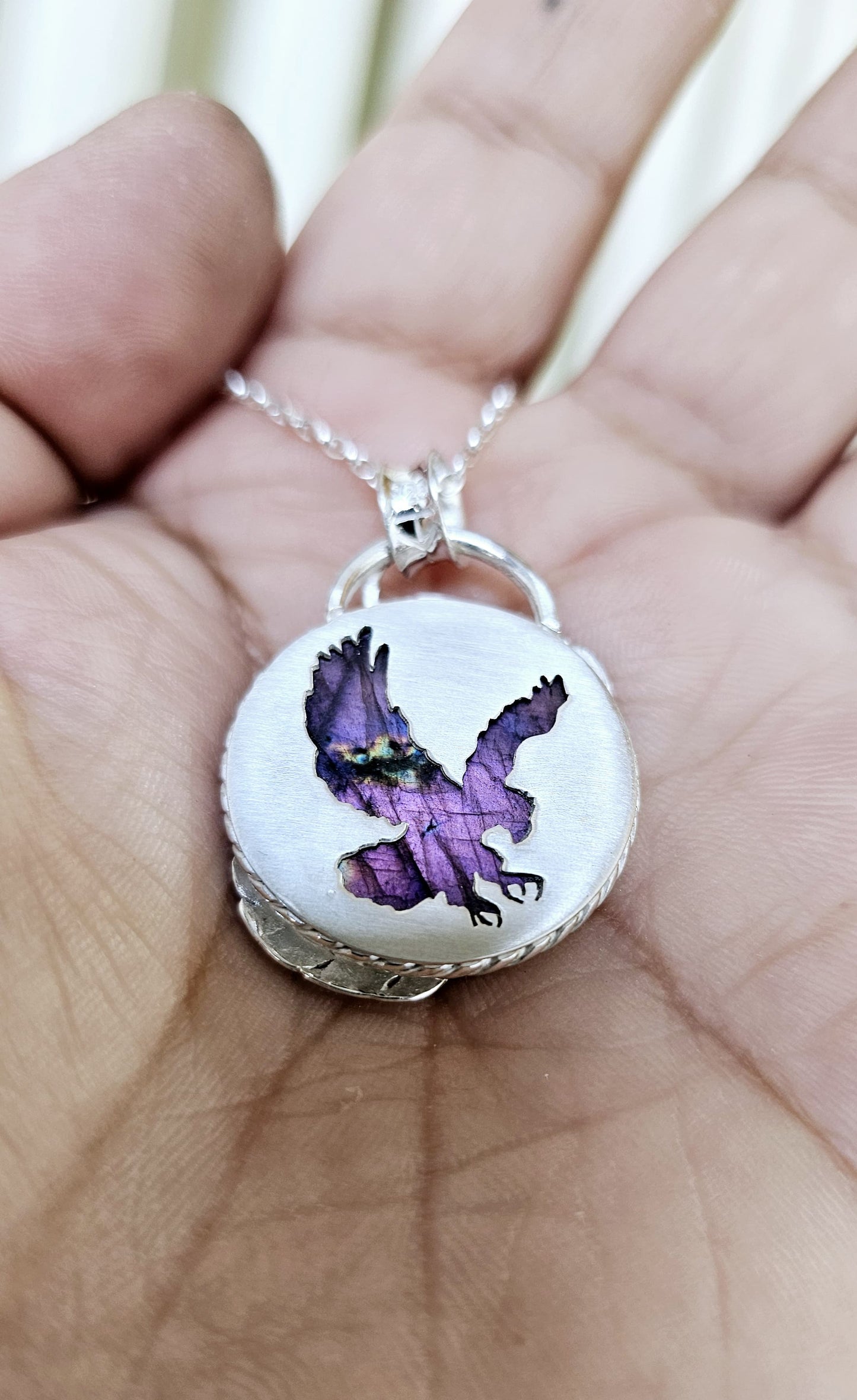 Collier 0072 en argent 925 avec Labradorite Violette et Plumes Sculptées