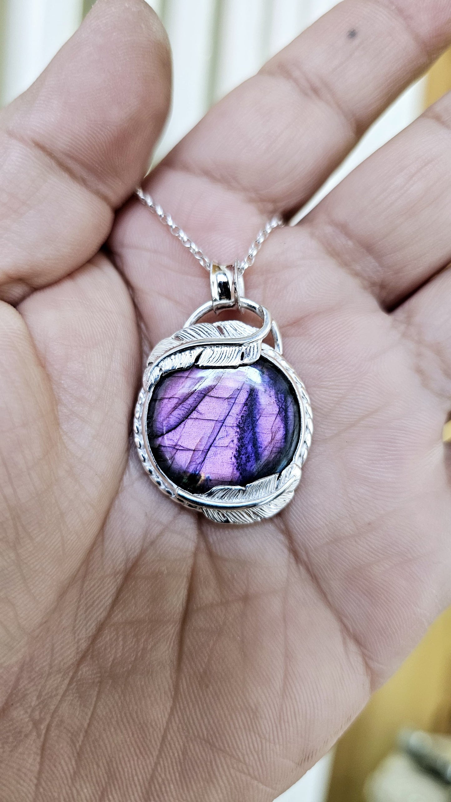Collier 0072 en argent 925 avec Labradorite Violette et Plumes Sculptées