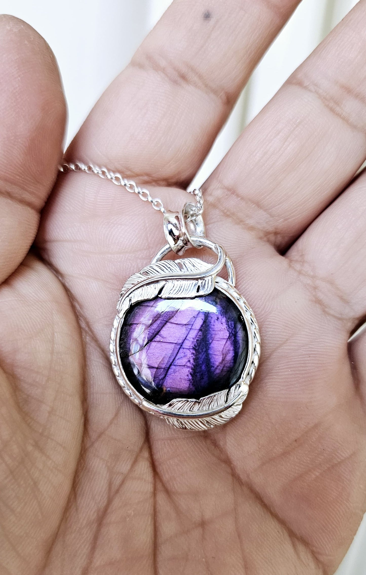 Collier 0072 en argent 925 avec Labradorite Violette et Plumes Sculptées