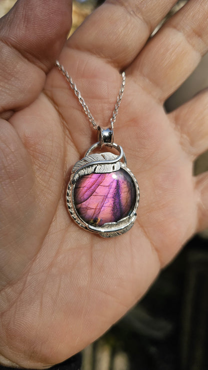 Collier 0072 en argent 925 avec Labradorite Violette et Plumes Sculptées