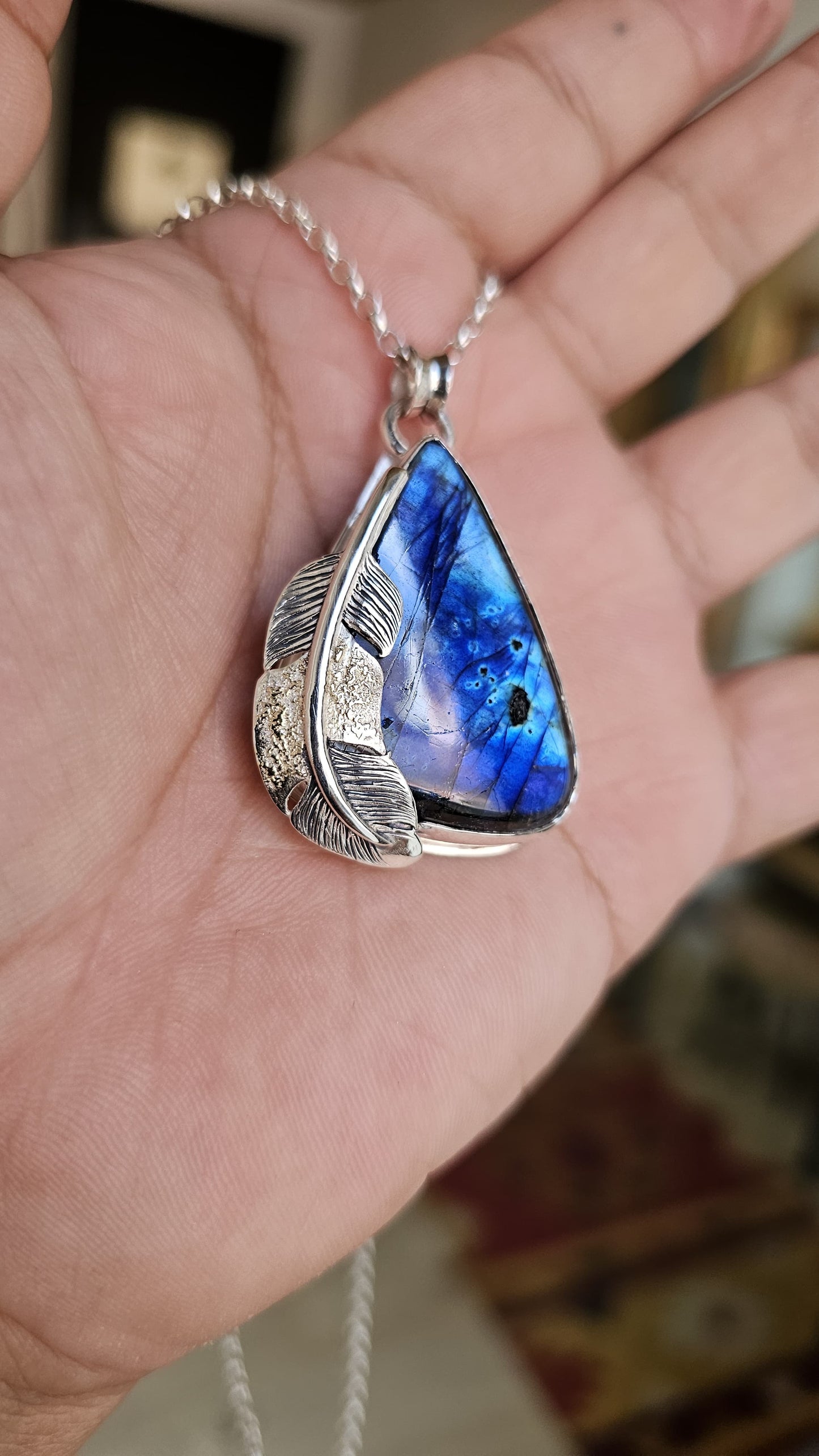 Collier 0075 en argent 925 avec Labradorite Bleue et Plume Sculptée