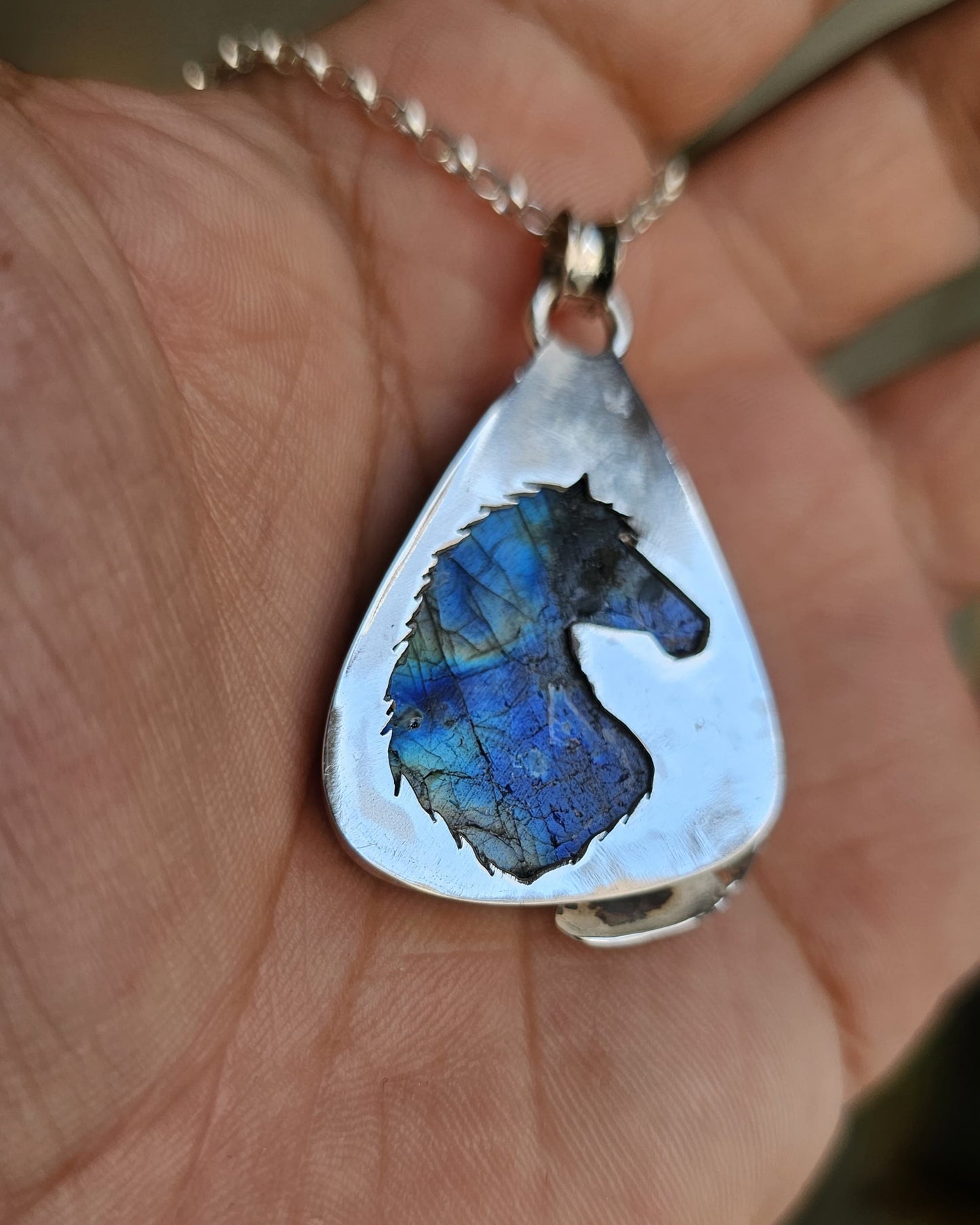 Collier 0075 en argent 925 avec Labradorite Bleue et Plume Sculptée
