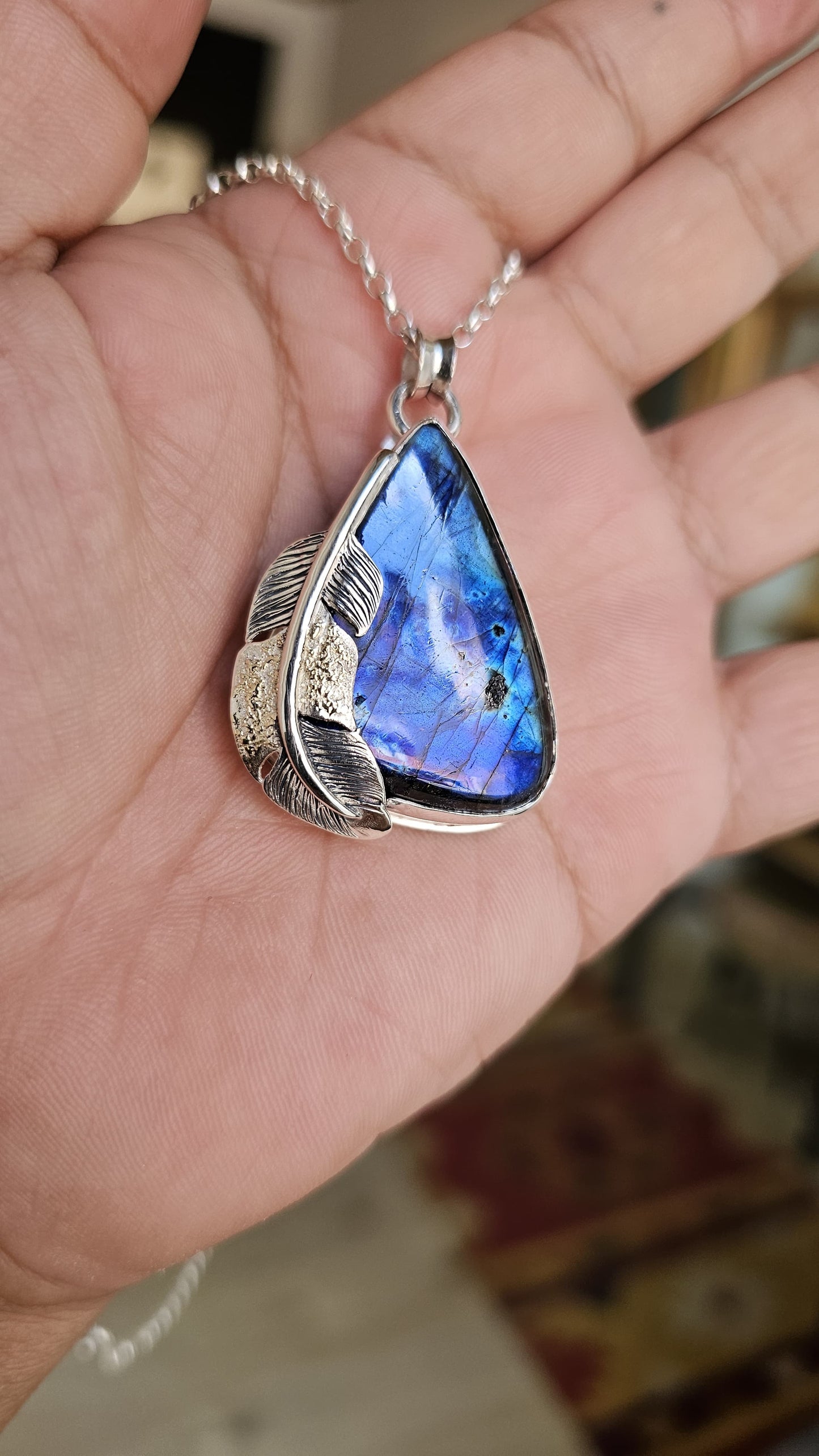 Collier 0075 en argent 925 avec Labradorite Bleue et Plume Sculptée