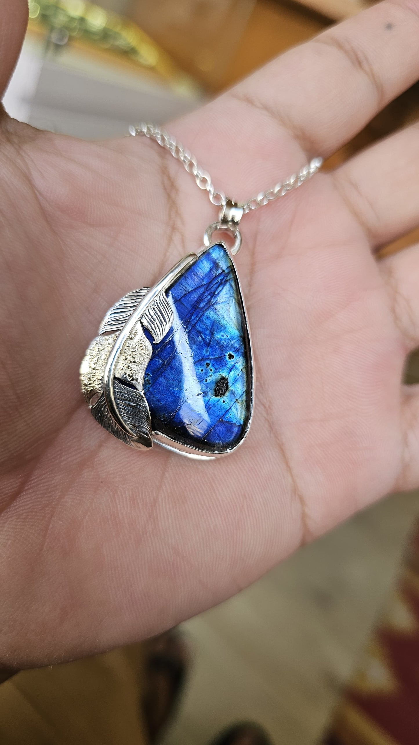 Collier 0075 en argent 925 avec Labradorite Bleue et Plume Sculptée