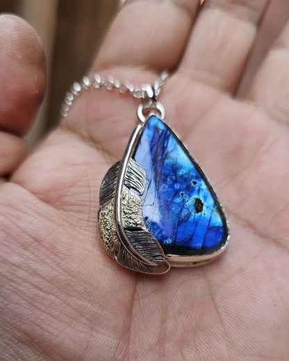 Collier 0075 en argent 925 avec Labradorite Bleue et Plume Sculptée