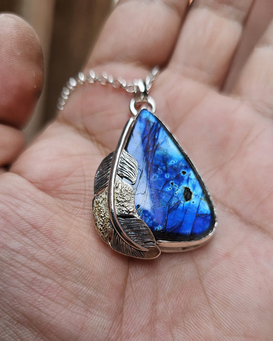 Collier 0075 en argent 925 avec Labradorite Bleue et Plume Sculptée