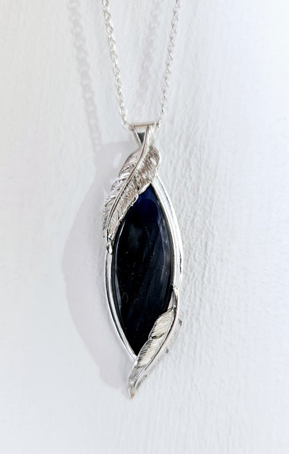 Collier artisanal #0076 en argent 925 avec Labradorite Bleue et Plumes Sculptées