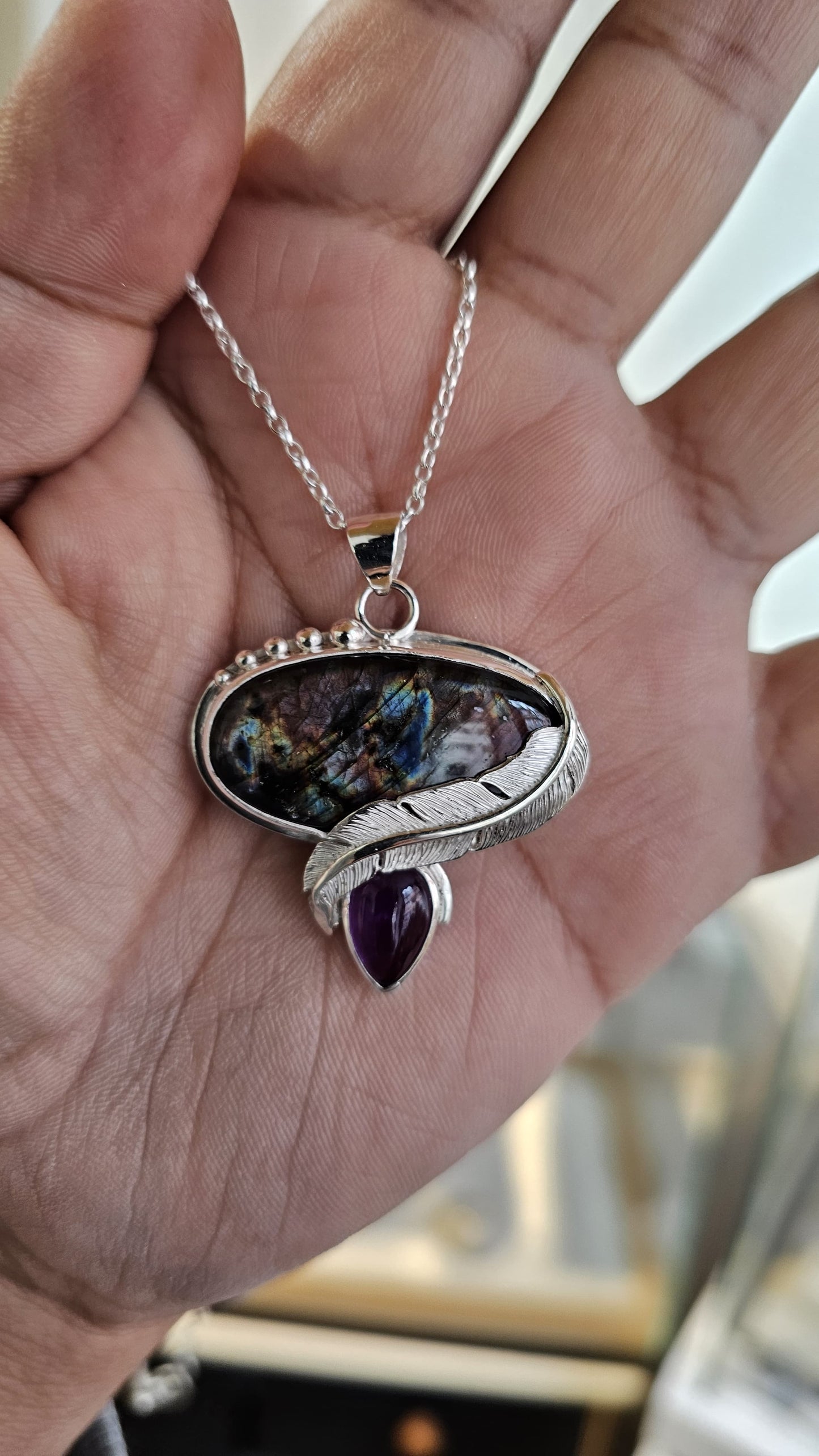 Collier artisanal #0077 en argent 925 avec Labradorite Pourpre, Améthyste et Plume Sculptée
