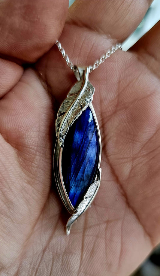 Collier artisanal #0076 en argent 925 avec Labradorite Bleue et Plumes Sculptées