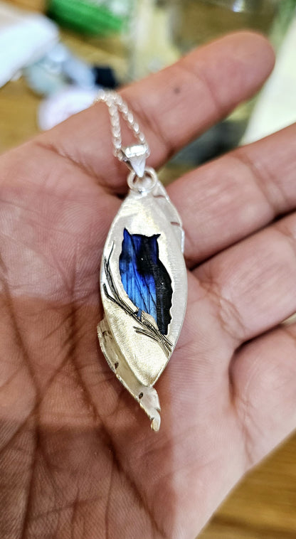Collier artisanal #0076 en argent 925 avec Labradorite Bleue et Plumes Sculptées