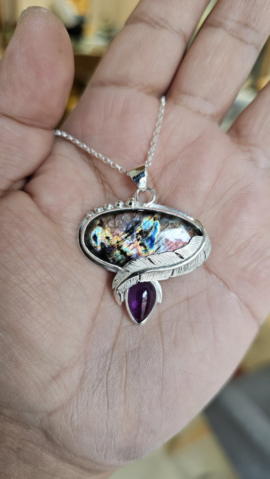 Collier artisanal #0077 en argent 925 avec Labradorite Pourpre, Améthyste et Plume Sculptée