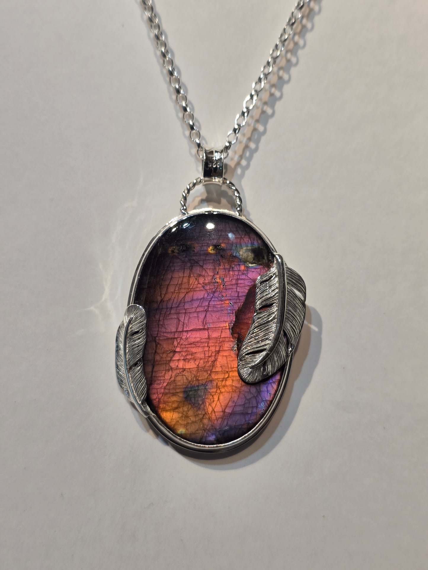 Collier artisanal en argent 925 Labradorite Violette & Plumes Sacrées – Pièce Unique !!